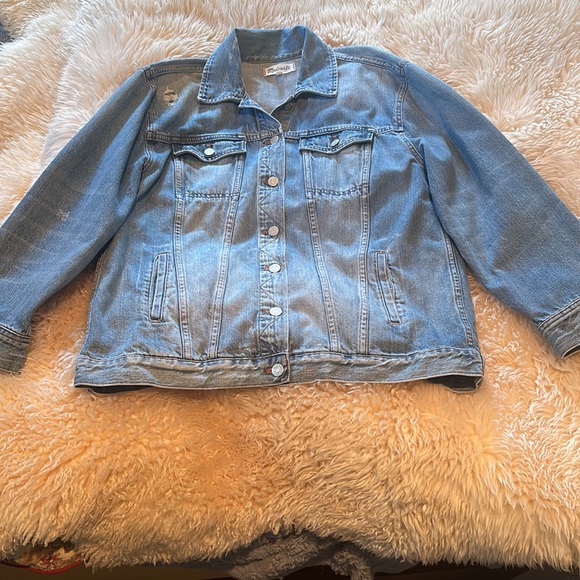 Like New! Madewell The Oversized Trucker Jean Jacket in Kelson Wash - Picture 6 of 9
